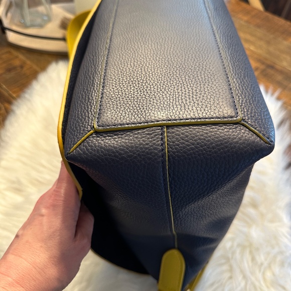 💙💛GORGEOUS Leather Burberry Messenger Bag💛💙 - Picture 5 of 10